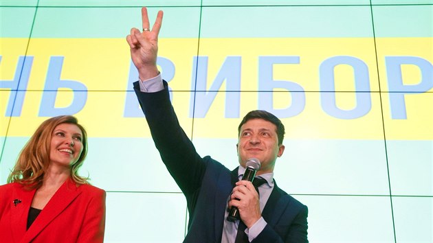 Kandidt na ukrajinskho prezidenta Volodymyr Zelenskyj hovo ke svm pznivcm krtce pot, co byly zveejnny vsledky prvnch przkum po uzaven volebnch mstnost. (31. bezna 2019)