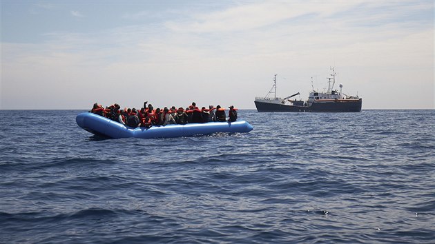 Migranti na gumovm lunu jsou osloveni pracovnky zchrannch lod Sea-Watch ve vodch mimo Libyi (3. 4. 2019).