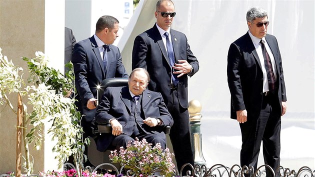 Alrsk prezident Buteflika byl v poslednch letech sv funkce odkzn na invalidn vozk.