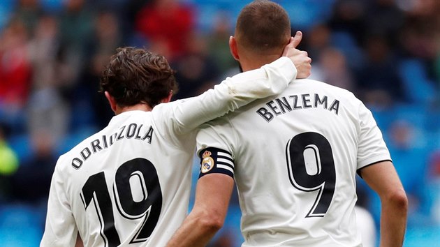 Karim Benzema, tonk Realu Madrid, pijm gratulaci ke vstelenmu glu od Alvara Odriozoly.