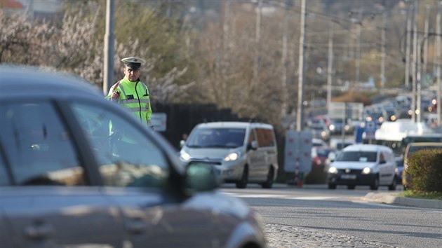 Kvli uzavrce mostu pes aboveskou ulici vznikaly v okolnch mstech Brna v pondl rno dlouh kolony. (1.4.2019)