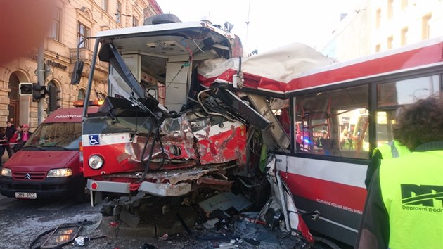 V brnnsk ulici Kenov se srazil trolejbus s tramvaj, kter jela bez cestujcch. Zranily se destky lid. (4. dubna 2019)