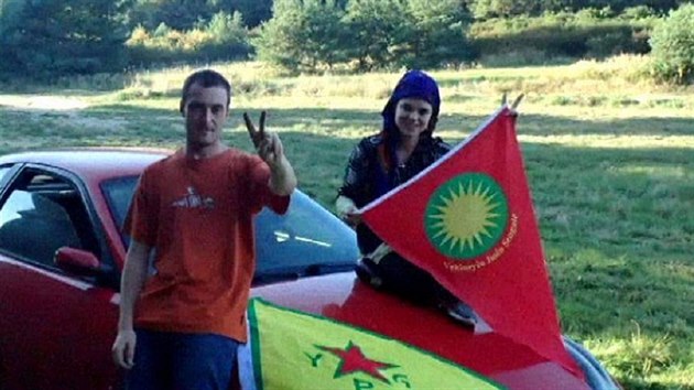 Miroslav Farkas a Markta Velichov pzuj se symboly kurdsk organizace YPG. Nyn oba sed v tureckm vzen.
