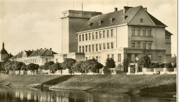 Prvorepublikov budova obchodn akademie na nbe Dyje pat k ojedinlm architektonickm perlm Beclavi.