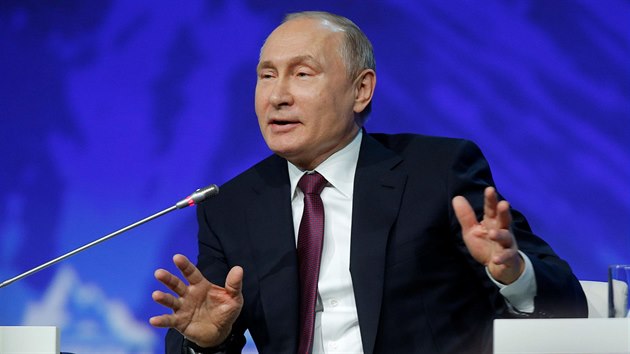 Rusk prezident Vladimir Putin na arktickm fru v Petrohradu (9. dubna 2019)