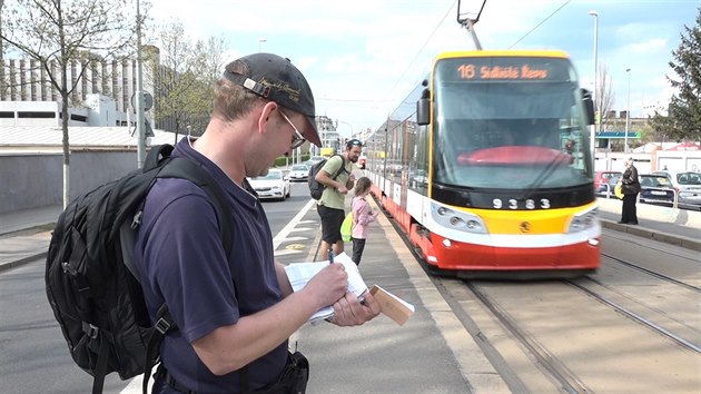 Matj Petrou eká na první tramvaj, kterou pojede.