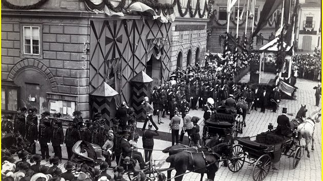 Roku 1910 zavtal do atce budouc posledn esk krl Karel Habsburk, pijel na mstskou slavnost. V t dob urit jet ani netuil, e usedne na trn. Snmek dole zachycuje Habsburka ped ateckou radnic.