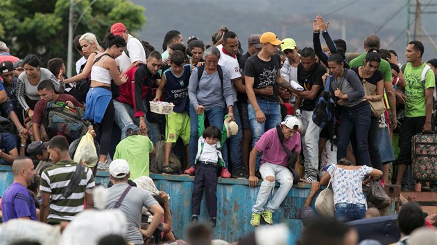 Tisce lid se snaily dostat z Venezuely pes steenou hranici do Kolumbie. (2. dubna 2019)