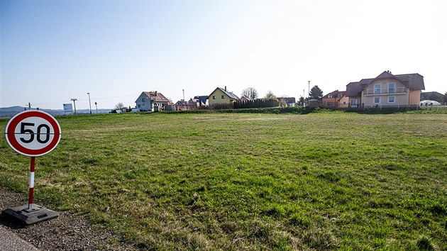 Pozemek u osady Robousy u Jina, kde by mlo vyrst nov obchodn centrum (2.4.2019).