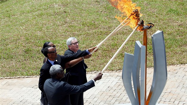 Ve rwandsk metropoli, mst Kigali, se rozhoel ohe k uctn pamtky 25. vro genocidy. (7. dubna 2019)