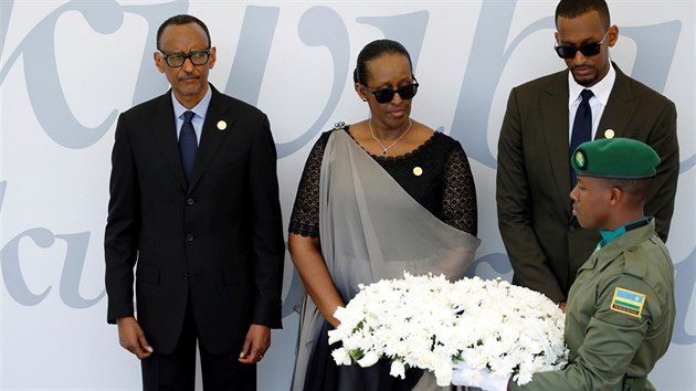 Rwandsk prezident Paul Kagame s manelkou Jeannette a nejstarm synem na ceremonii k uctn pamtky 25. vro genocidy v zemi. (7.4.2019)