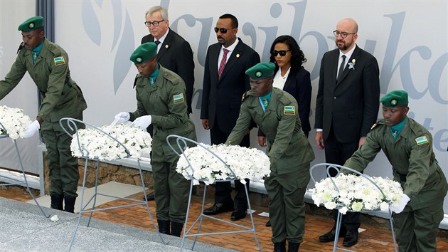 Belgick premir Charles Michel (zprava), etiopsk premir Abiy Ahmed a pedseda Evropsk komise Jean-Claude Juncker na ceremonii k uctn pamtky 25. vro genocidy ve Rwand. (7. dubna 2019)