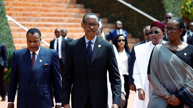 Rwandsk prezident Paul Kagame s enou Jeannette pijd do hlavnho msta zem, Kigali, na ceremonii k uctn pamtky 25. vro genocidy v zemi. (7. dubna 2019)