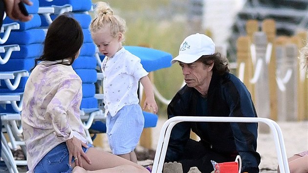 Po oznmen zruen turn relaxoval Mick Jagger o vkendu (31. 3. 2019) s ptelkyn Melani Hamrickovou a synem Deverauxem na floridsk pli. Frontmana kapely The Rolling Stones ek v nsledujcch dnech operace srdce.