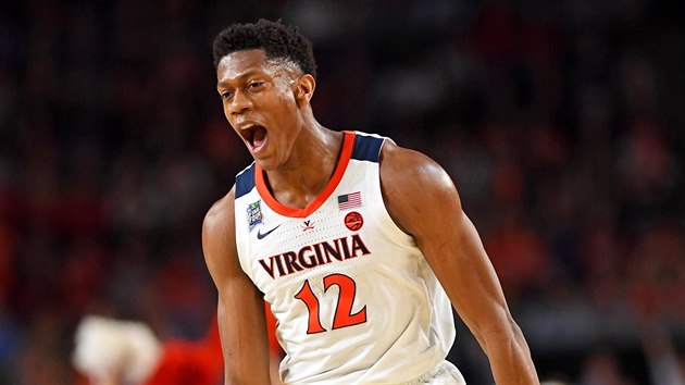 DeAndre Hunter z Virginie oslavuje svou trefu ve finle NCAA proti Texas Tech.