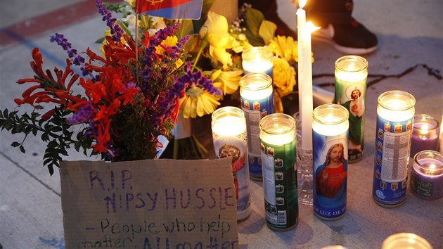 Fanouci Nipseyho Hussela zdili na mst tragick udlosti improvizovanou pietu (31. bezna 2019).