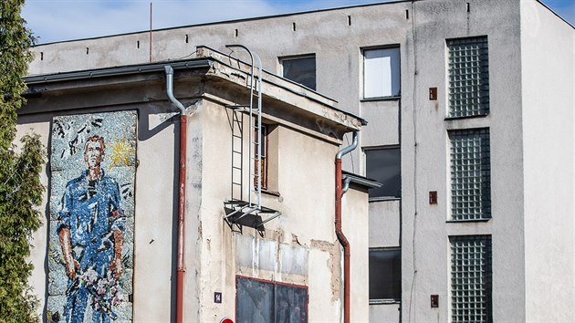 Mozaika na letišti v Hradci Králové by mohla zpodobňovat Julia Fučíka.