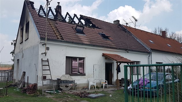 Rodinný dm v Horaovicích na Klatovsku zniily plameny. Podle policie poár...