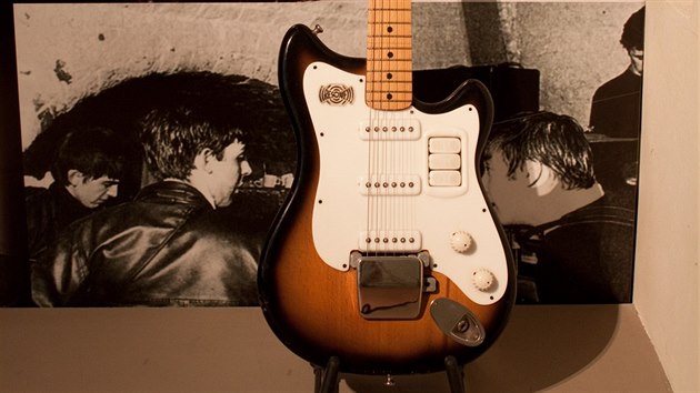 Kytara Garziozo Resonet z Devokovu Blatn koprovala slavn Fender Stratocaster a do zahrani se coby jeho levnj nhraka vyvela pod nzvem Futurama. Na stejn model hrl v zatcch i George Harrison z The Beatles.