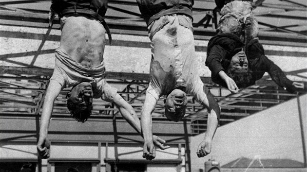 Popraven a oben. Benito Mussolini (uprosted) a jeho milenka Claretta Petacciov (vpravo) na nmst Piazzale Loreto (Milno, 29. dubna 1945)