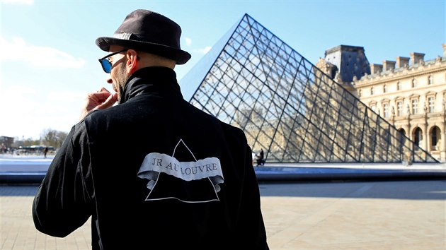 Streetartov umlec JR pi pleitosti oslav 30. vro sklenn pyramidy muzea Louvre vytvoil optickou iluzi pohledu na jej imaginrn zklady pomoc paprov kole na ndvo. (2. dubna 2019)