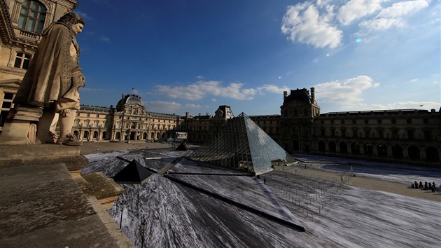 Streetartov umlec JR pi pleitosti oslav 30. vro sklenn pyramidy muzea Louvre vytvoil optickou iluzi pohledu na jej imaginrn zklady pomoc paprov kole na ndvo. Dlo se vak brzy rozpadlo pod nporem nvtvnk (2. dubna 2019)