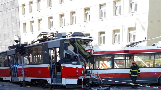 V Brn se srazila tramvaj s trolejbusem, zrannch jsou tyi destky. (4. dubna 2019)