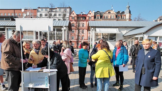 Lid v Karlovch Varech na demonstraci hromadn podepisuj petici na podporu zachovn letnho kina.Slauf