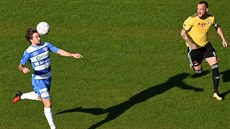 Marek Krátký z Ústí krotí míč, sleduje ho Jiří Kladrubský z Budějovic. Marek Krátký z Ústí krotí míč, sleduje ho Jiří Kladrubský z Budějovic.
