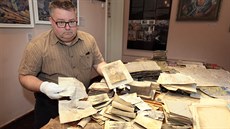 Ředitel sokolovského muzea Michael Rund ukazuje předměty a písemnosti nalezené... Ředitel sokolovského muzea Michael Rund ukazuje předměty a písemnosti nalezené...