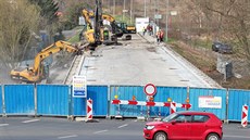 Začala demolice Doubského mostu přes řeku Ohři v Karlových Varech. (3. 4. 2019) Začala demolice Doubského mostu přes řeku Ohři v Karlových Varech. (3. 4. 2019)