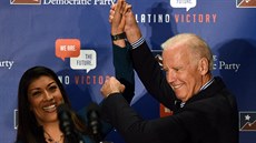 Lucy Floresová a Joe Biden při kampani Floresové v Nevadě (1. prosince 2014) Lucy Floresová a Joe Biden při kampani Floresové v Nevadě (1. prosince 2014)