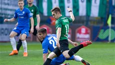 Jablonecký Bogdan Vatajelu (vpedu) stílí na bránu bhem utkání proti Liberci,...