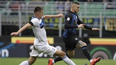 Mauro Icardi z Interu Milán (vpravo) a Berat Djimsiti z Atalanty Bergamo bhem...