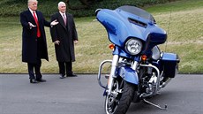 Donald Trump a Harley-Davidson Donald Trump a Harley-Davidson