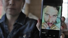 Hana Kapalová s fotkou v telefonu, na které je její přítel Martin Teplík, jehož... Hana Kapalová s fotkou v telefonu, na které je její přítel Martin Teplík, jehož...