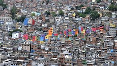 Slum Rocinha v Rio de Janeiru je místem drog, kriminality, ale i nezdolné vle...