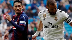 Karim Benzema, útoník Realu Madrid, pebírá mí v utkání proti Eibaru.