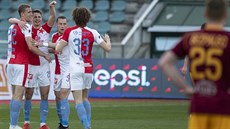 Fotbalisté Slavie se radují z gólu v utkání proti Dukle. Fotbalisté Slavie se radují z gólu v utkání proti Dukle.