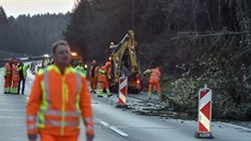 Silničáři 5. dubna 2019 brzy ráno z dálnice D1 nedaleko Řehořova na Jihlavsku... Silničáři 5. dubna 2019 brzy ráno z dálnice D1 nedaleko Řehořova na Jihlavsku...