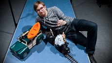 Dramaturg a autor Vít Peřina s loutkami pro představení Naivního divadla pro... Dramaturg a autor Vít Peřina s loutkami pro představení Naivního divadla pro...