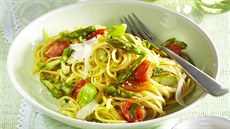 Linguine s chřestem, rajčátky a bylinkami Linguine s chřestem, rajčátky a bylinkami