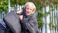Právnička Simone Burnsová přichází k londýnskému soudu Isleworth Crown Court... Právnička Simone Burnsová přichází k londýnskému soudu Isleworth Crown Court...