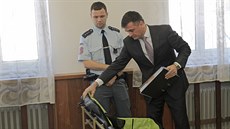 Právní zástupce insolvenčního správce Dušan Dvořák se pod dohledem justiční... Právní zástupce insolvenčního správce Dušan Dvořák se pod dohledem justiční...
