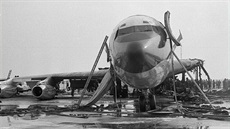 Pohled na kokpit, patrný je splasklý skluz. Boeing 707 společnosti BOAC... Pohled na kokpit, patrný je splasklý skluz. Boeing 707 společnosti BOAC...