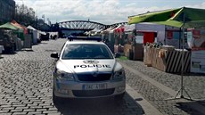 Policie uzavřela kvůli nálezu obranného granátu část náplavky na Rašínově... Policie uzavřela kvůli nálezu obranného granátu část náplavky na Rašínově...