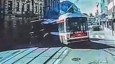Snímek z autokamery zachycující sráku tramvaje s trolejbusem v centru Brna