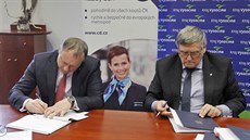 Generální ředitel Českých drah Miroslav Kupec (vlevo) a hejtman Kraje Vysočina... Generální ředitel Českých drah Miroslav Kupec (vlevo) a hejtman Kraje Vysočina...