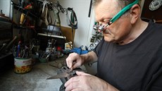 Při zdobení nožů či zbraní používá novoměstský rytec Jaroslav Čech spoustu... Při zdobení nožů či zbraní používá novoměstský rytec Jaroslav Čech spoustu...