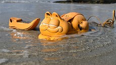 Moře na francouzské pláži vyplavuje telefony s kocourem Garfieldem. Doteď se... Moře na francouzské pláži vyplavuje telefony s kocourem Garfieldem. Doteď se...
